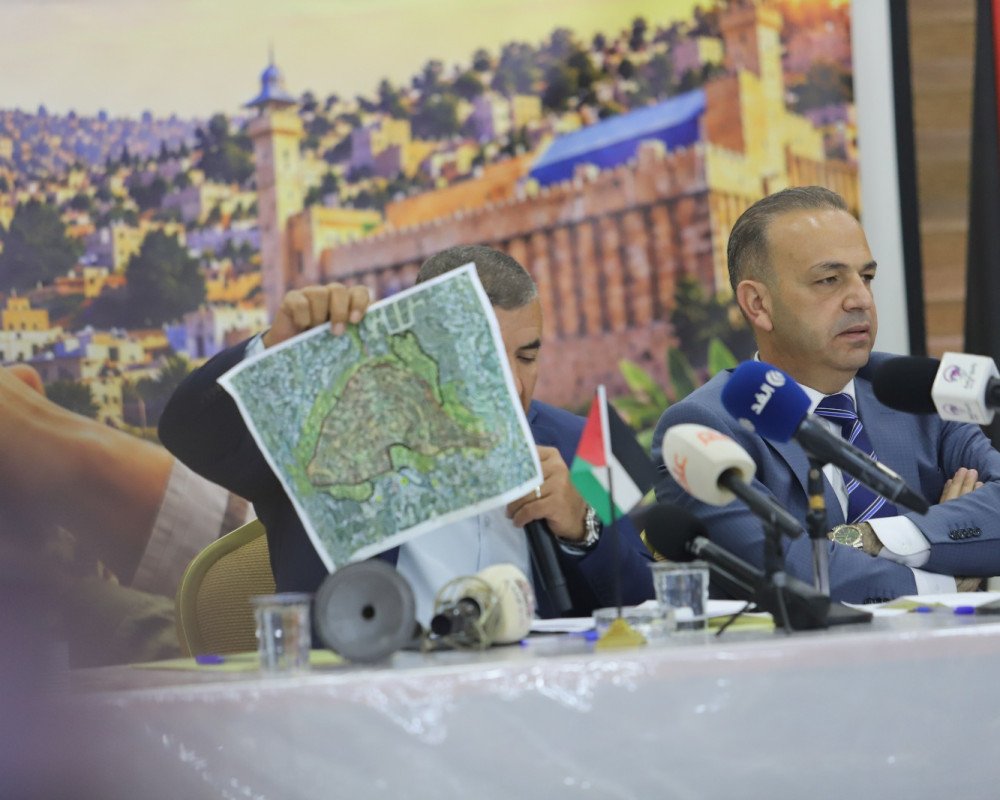 Israeli operation displaces 537 families in Hebron with heavy losses